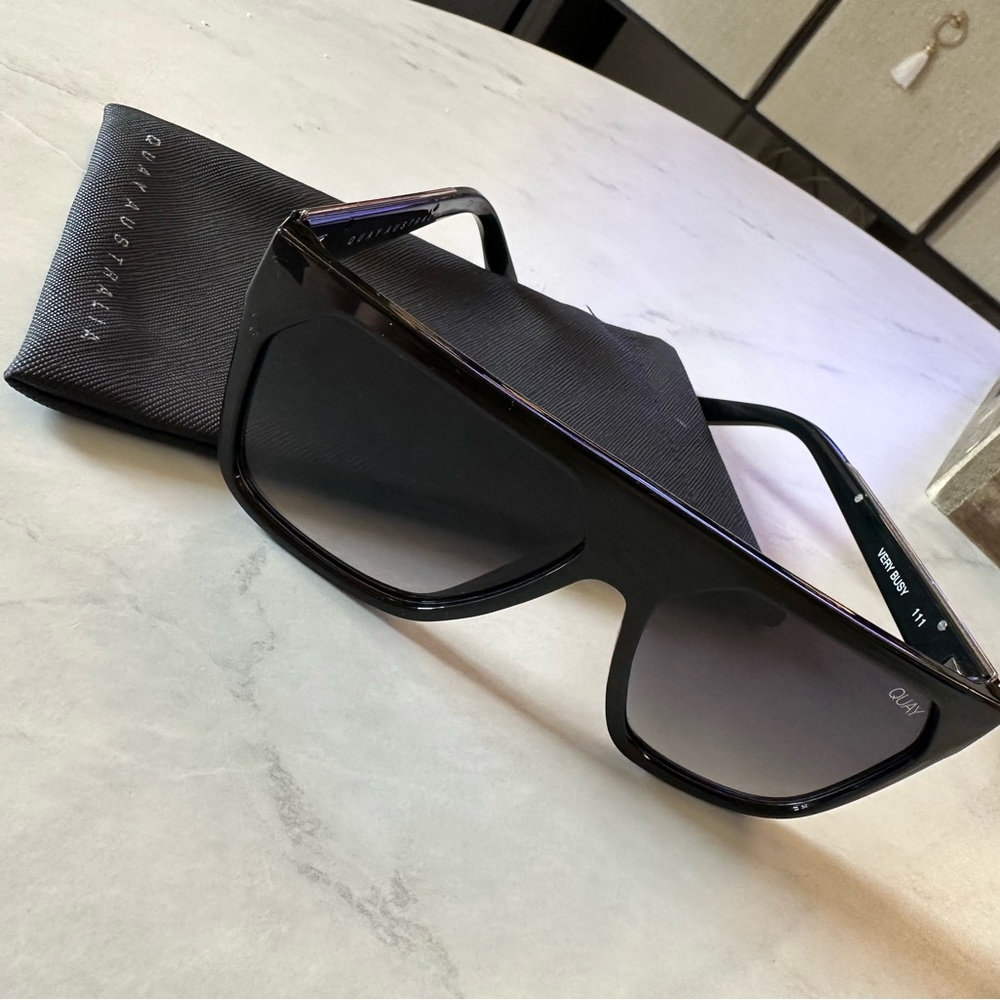 QUAY AUSTRALIA X JACLYN HILL VERY BUSY (BLACK) LIMITED EDITION